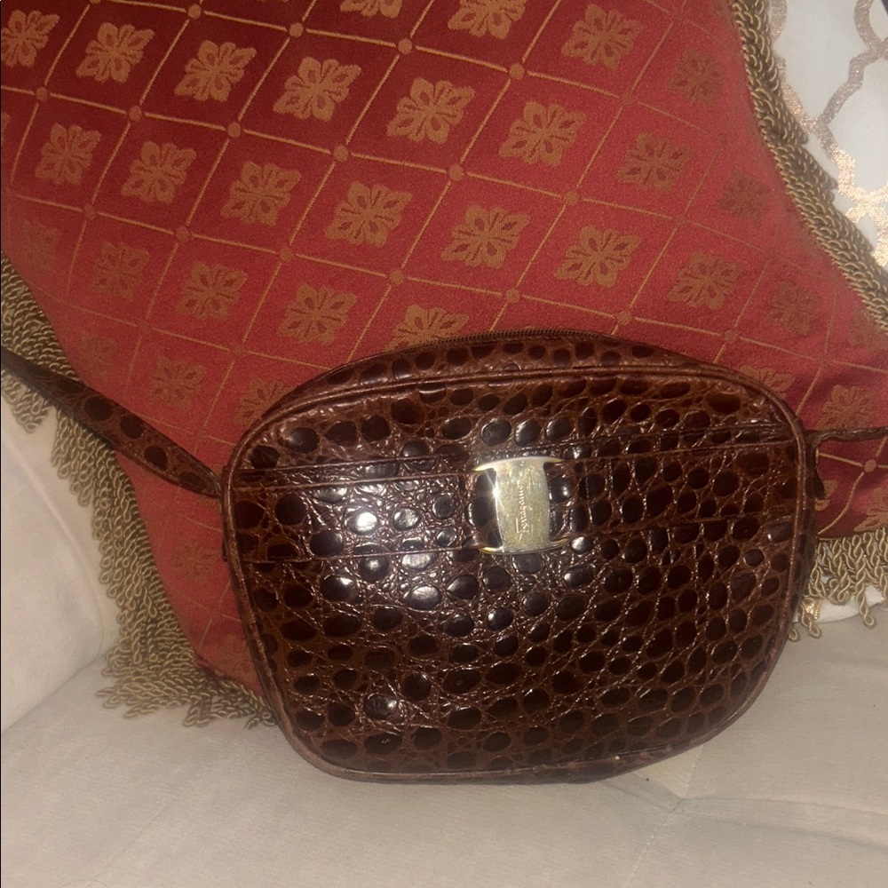 🚨VTG🚨RARE Salvatore Ferragamo CROCODILE EMBOSSED Leather Crossbody Bag
BA212559